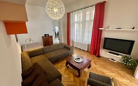 Spacious Stylish 3BDR Apartment